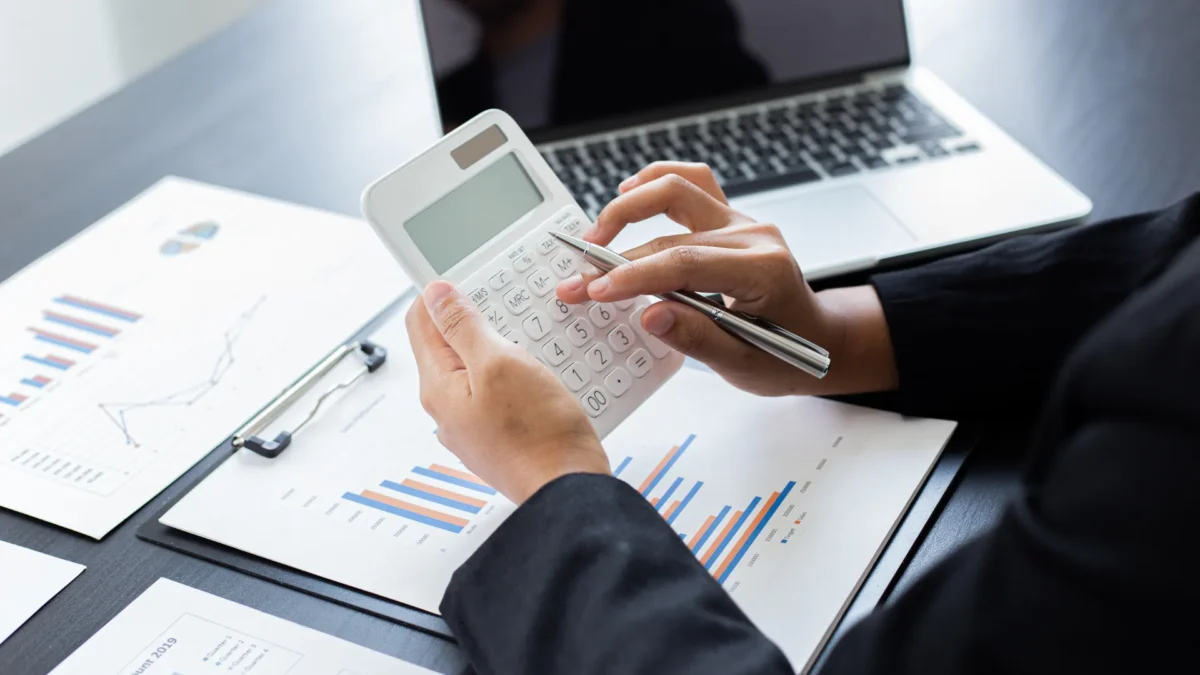 How to Pay Florida Taxes Owed - Persona calculating taxes using a calculator